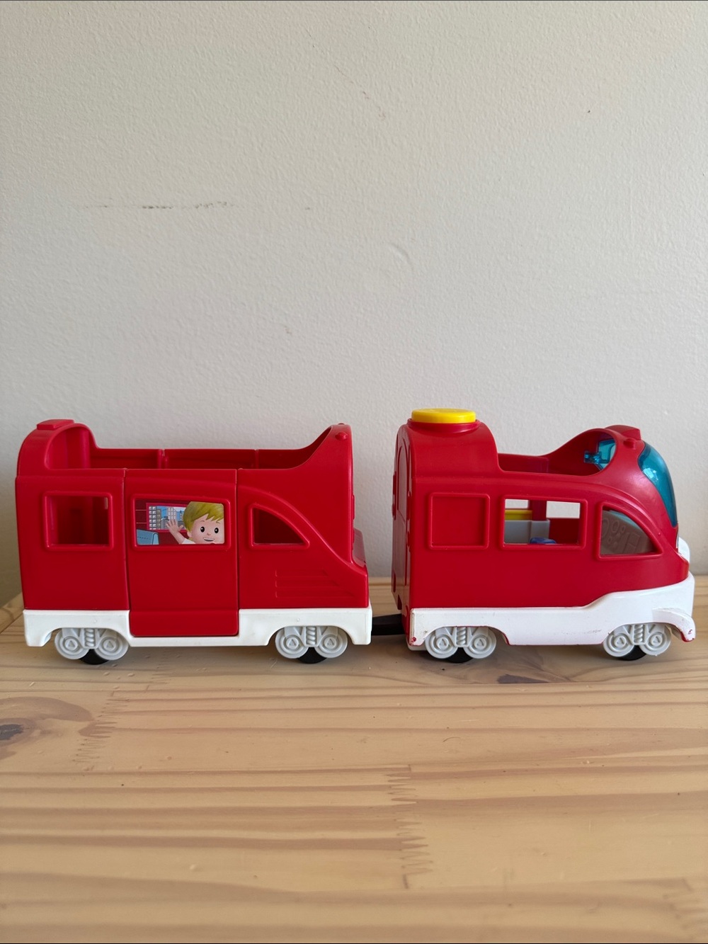 2016 Fisher Price Little People Red Train with Two Figures - Picture 3 of 5